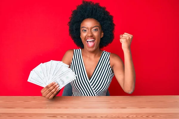 Jovem Afro Americana Segurando Dólares Gritando Orgulhoso Celebrando Vitória Sucesso — Fotografia de Stock