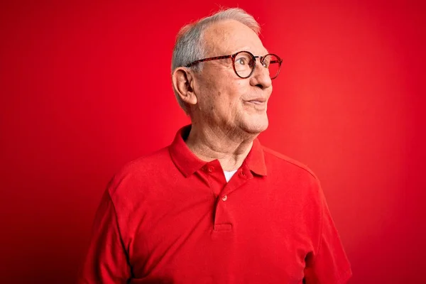 Homem Cabelos Grisalhos Seniores Vestindo Óculos Camiseta Casual Sobre Fundo — Fotografia de Stock