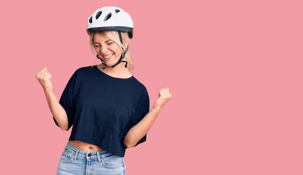 Bisiklet Kaskı Takan Genç Güzel Sarışın Bir Kadın Çok Mutlu — Stok fotoğraf
