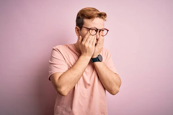 Mladý Pohledný Rusovlasý Muž Neformálním Tričku Stojící Nad Izolovaným Růžovým — Stock fotografie