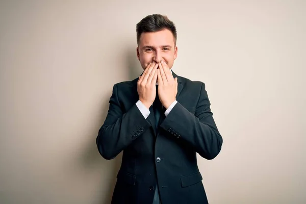 Jonge Knappe Zakenman Draagt Elegante Pak Das Geïsoleerde Achtergrond Lachen — Stockfoto