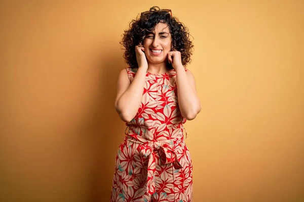 Young Beautiful Curly Arab Woman Vacation Wearing Summer Floral Dress — Stock Photo, Image