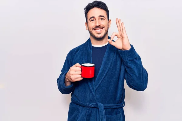 Ung Latinamerikansk Man Bär Mantel Hålla Kaffe Gör Tecken Med — Stockfoto