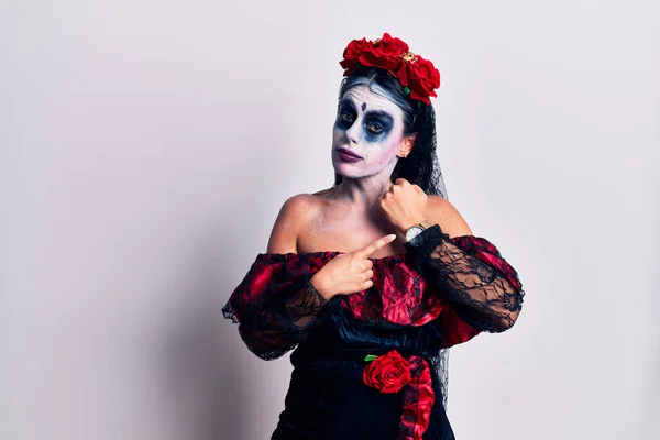 Mladá Žena Mexickém Dni Mrtvých Make Upu Spěchu Ukazuje Čas — Stock fotografie