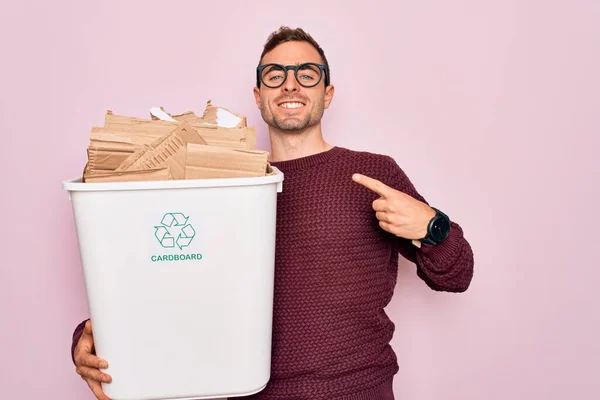 Jovem Homem Bonito Com Olhos Azuis Reciclagem Segurando Cesto Lixo — Fotografia de Stock