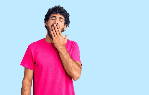 Jovem Bonito Com Cabelo Encaracolado Urso Vestindo Camiseta Rosa Casual — Fotografia de Stock