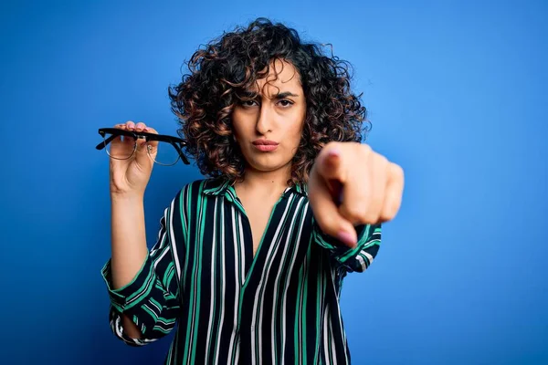 Jonge Mooie Optische Arabische Vrouw Met Een Bril Geïsoleerde Blauwe — Stockfoto