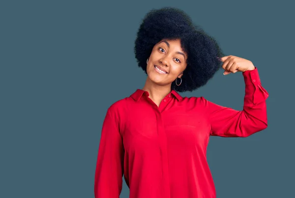 Jong Afrikaans Amerikaans Meisje Dragen Casual Kleding Glimlachen Wijzend Naar — Stockfoto