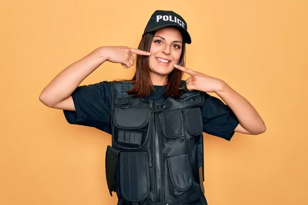 Joven Hermosa Morena Policía Vistiendo Uniforme Policía Prueba Balas Gorra — Foto de Stock