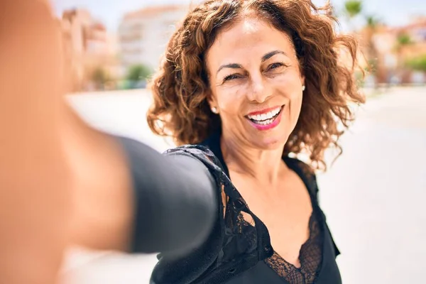 Mujer Morena Hermosa Mediana Edad Sonriendo Feliz Confiado Pie Con — Foto de Stock