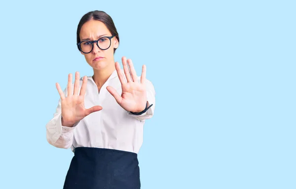 Schöne Brünette Junge Frau Die Professionelle Kellnerschürze Trägt Und Die — Stockfoto