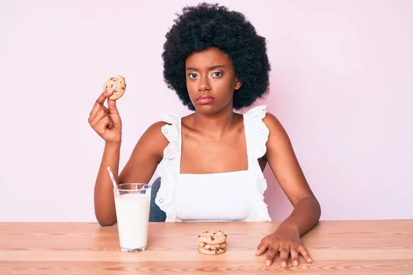 Genç Afro Amerikalı Kadın Bir Bardak Süt Içiyor Kurabiye Tutuyor — Stok fotoğraf