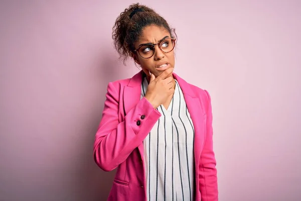Gyönyörű Afro Amerikai Üzletasszony Visel Kabát Szemüveg Rózsaszín Háttér Gondolkodás — Stock Fotó