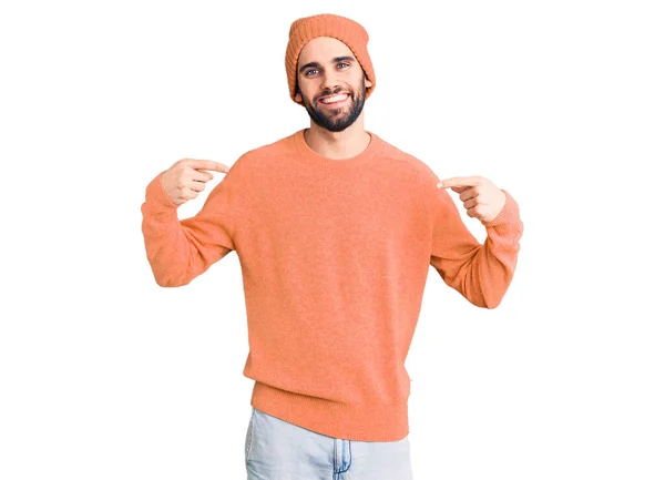 Homem Bonito Jovem Com Barba Vestindo Camisola Casual Boné Olhando — Fotografia de Stock