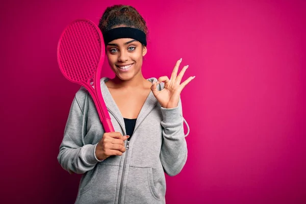 Jonge Afrikaanse Amerikaanse Sportvrouw Tennissen Met Behulp Van Racket Geïsoleerde — Stockfoto