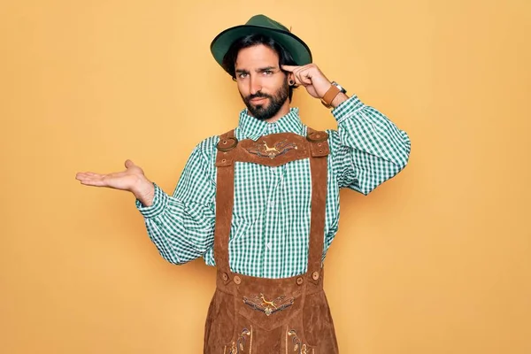 Homem Bonito Jovem Vestindo Tratidional Alemão Octoberfest Custome Para Alemanha — Fotografia de Stock