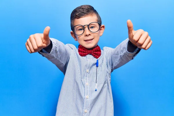 Schattig Blond Kind Draagt Nerd Strikje Bril Goedkeuring Doen Positief — Stockfoto