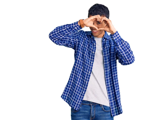 Ung Afrikansk Amercian Man Bär Casual Kläder Gör Hjärtform Med — Stockfoto