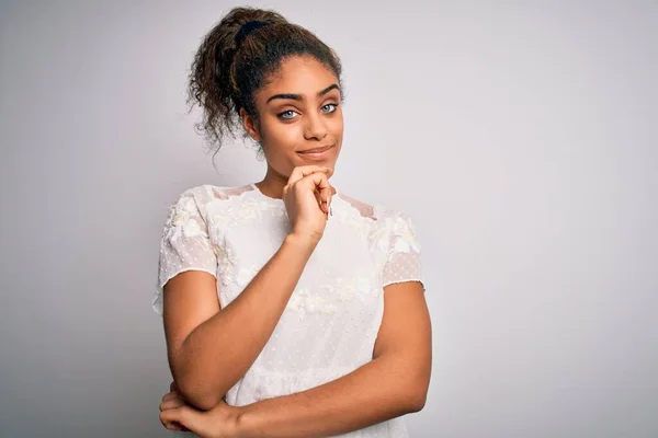 Fiatal Gyönyörű Afro Amerikai Lány Alkalmi Pólóban Áll Fehér Háttér — Stock Fotó
