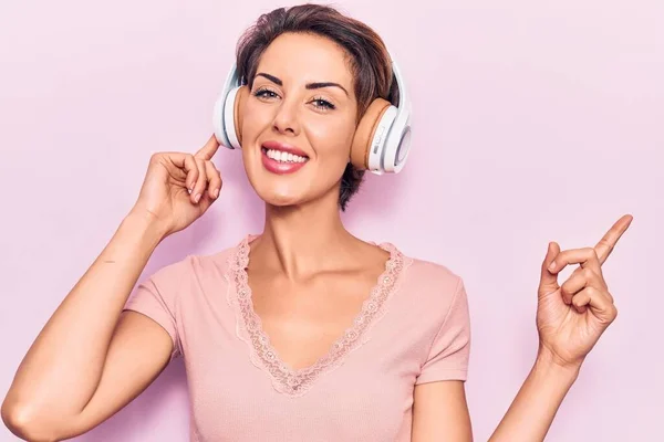 Молода Красива Жінка Слухає Музику Допомогою Навушників Усміхнених Щасливих Вказівок — стокове фото