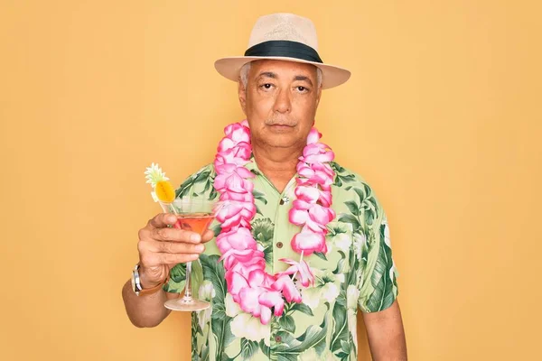 모자를 하와이 출신의 남자가 얼굴에 진지하게 생각하는 표정의 칵테일을 마시고 — 스톡 사진