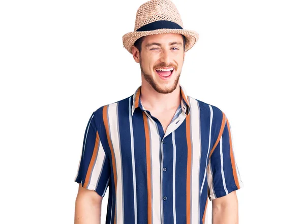Yazlık Şapkalı Yakışıklı Beyaz Adam Kameraya Seksi Bir Ifadeyle Bakıyor — Stok fotoğraf