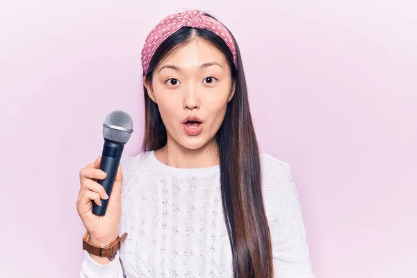 Молодая Красивая Китаянка Поет Песню Помощью Микрофона Испуганный Пораженный Открытым — стоковое фото