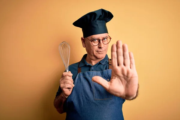 Edad Media Hoary Cooker Hombre Con Delantal Sombrero Sosteniendo Batidor —  Fotos de Stock