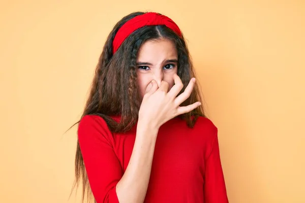 Linda Niña Hispana Usando Ropa Casual Diadema Oliendo Algo Apestoso — Foto de Stock