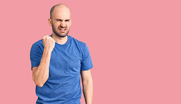 Joven Hombre Guapo Con Camiseta Casual Enojado Loco Levantando Puño —  Fotos de Stock