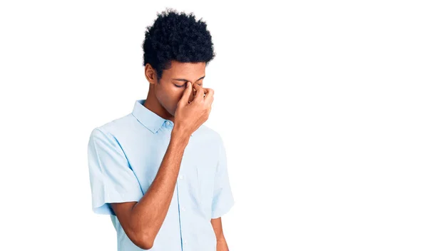 Jovem Afro Americano Vestindo Roupas Casuais Cansado Esfregando Nariz Olhos — Fotografia de Stock