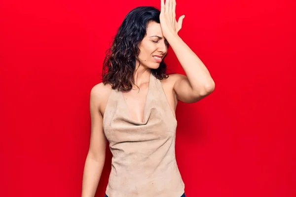 Young Beautiful Hispanic Woman Wearing Casual Clothes Surprised Hand Head — Stock Photo, Image