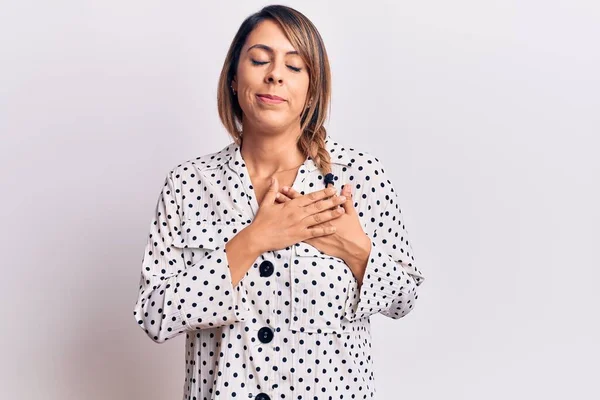 Joven Mujer Hermosa Vistiendo Vestido Casual Sonriendo Con Las Manos — Foto de Stock