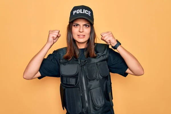 Jovem Bela Policial Morena Vestindo Uniforme Policial Prova Balas Boné — Fotografia de Stock