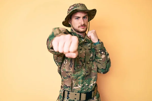 Ung Kaukasisk Mann Med Kamuflasjeuniform Som Slår Neven Kamp Aggressivt – stockfoto