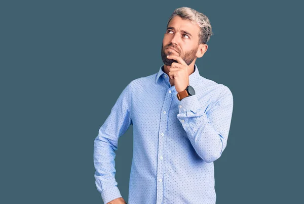 Jovem Homem Loiro Bonito Vestindo Camisa Elegante Com Mão Queixo — Fotografia de Stock
