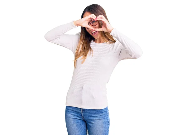 Hermosa Morena Joven Con Suéter Blanco Casual Gafas Haciendo Forma —  Fotos de Stock