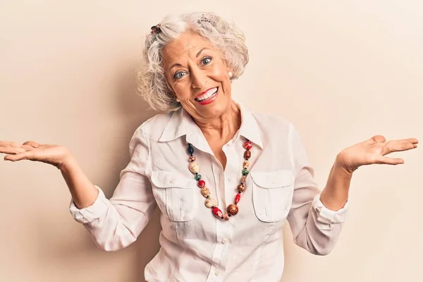 Yaşlı Gri Saçlı Sıradan Kıyafetler Giyen Kafası Karışmış Elleri Kolları — Stok fotoğraf