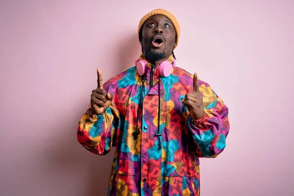 Jovem Homem Afro Americano Bonito Vestindo Casaco Colorido Boné Sobre — Fotografia de Stock