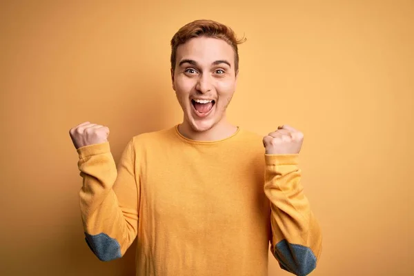 Joven Hombre Pelirrojo Guapo Con Suéter Casual Sobre Fondo Amarillo —  Fotos de Stock