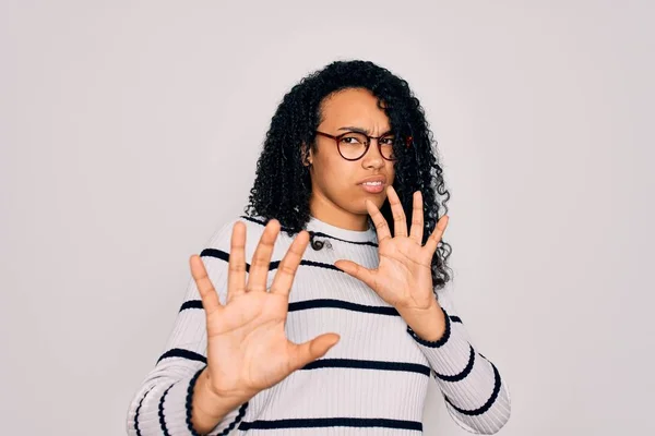 Junge Afrikanisch Amerikanische Frau Mit Gestreiftem Pullover Und Brille Über — Stockfoto
