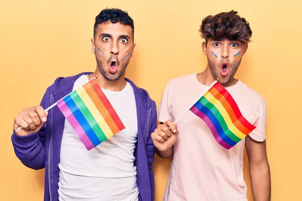 Joven Gay Pareja Celebración Arco Iris Lgbtq Banderas Asustado Sorprendido — Foto de Stock