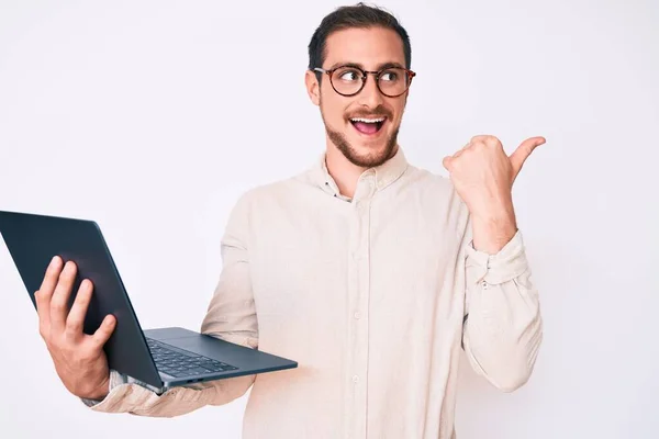 Genç Yakışıklı Bir Adam Dizüstü Bilgisayarını Tutuyor Parmağını Yan Tarafa — Stok fotoğraf