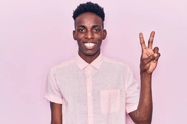 Joven Hombre Afroamericano Vistiendo Ropa Casual Sonriendo Con Cara Feliz — Foto de Stock