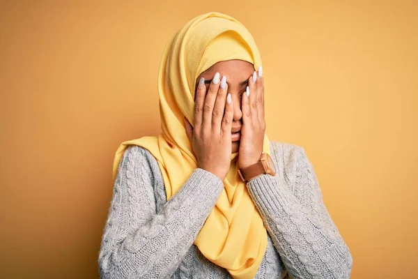 Młoda Piękna Afrykańska Dziewczyna Ubrana Hidżab Muzułmański Odizolowanym Żółtym Tle — Zdjęcie stockowe