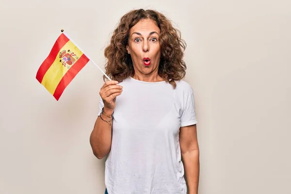 Mujer Patriótica Hermosa Mediana Edad Sosteniendo Bandera Española Sobre Fondo —  Fotos de Stock