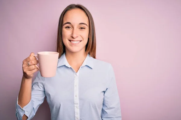 Joven Hermosa Mujer Bebiendo Taza Café Pie Sobre Fondo Rosa — Foto de Stock