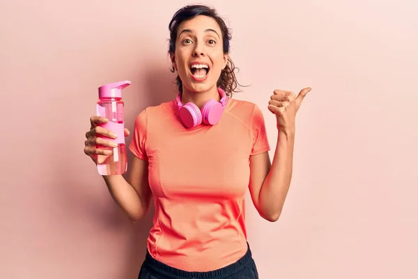 Joven Mujer Hispana Hermosa Usando Ropa Deportiva Usando Auriculares Agua — Foto de Stock