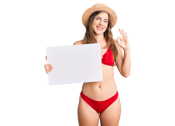 Schöne Kaukasische Junge Frau Bikini Hält Leere Transparente Der Hand — Stockfoto