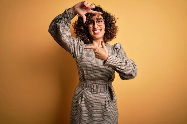 Krásná Arabsky Obchodní Žena Sobě Šaty Brýle Stojící Nad Žlutým — Stock fotografie